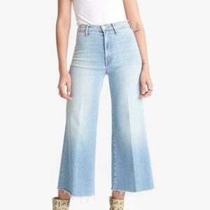 MOTHER Denim Swooner Roller Crop Fray